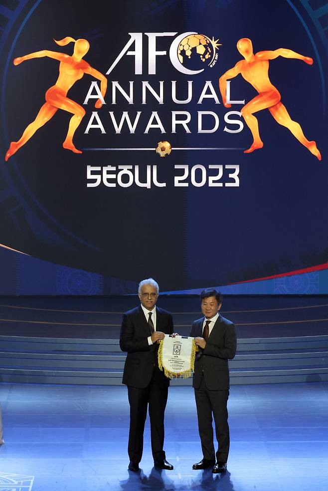 한국에서 열린 아시아축구연맹 시상식
(서울=연합뉴스) 한상균 기자 = 정몽규 대한축구협회장과 셰이크 살만 빈 에브라힘 알 칼리파 아시아축구연맹(AFC) 회장이 29일 서울 경희대학교에서 열린 AFC 2023년도 연간 시상식에서 깃발을 전달하고 있다. 2024.10.29
xyz@yna.co.kr
(끝)
<저작권자(c) 연합뉴스, 무단 전재-재배포, AI 학습 및 활용 금지>