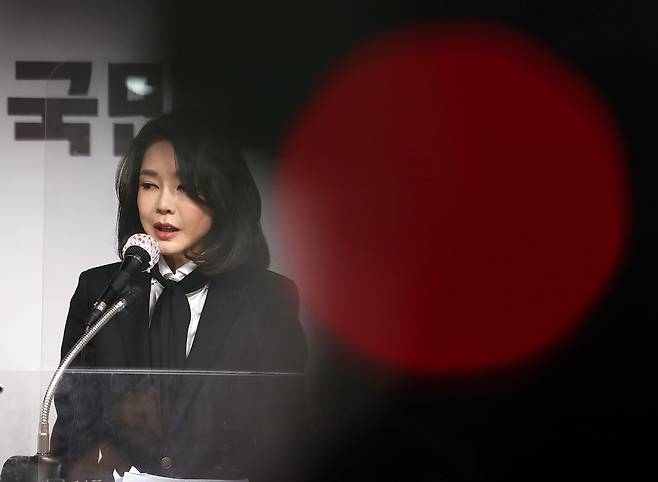 대선 전인 2021년 12월26일 허위 경력 의혹 등에 대해 입장문을 발표하는 김건희 여사.ⓒ국회사진기자단