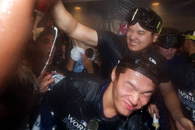 오타니와 다저스 선수들이 월드시리즈 우승 파티를 즐기고 있다. 뉴욕|AFP연합뉴스