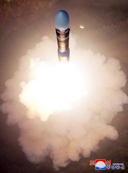 김정은 북한 국무위원장의 현지지도 아래 지난달 31일 아침 신형 대륙간탄도미사일(ICBM) ‘화성포-19형’ 시험발사를 성공적으로 단행했다고 조선중앙통신이 1일 보도했다. 이날 시험발사에 딸 주애도 참관했다.조선중앙통신 캡처/연합뉴스