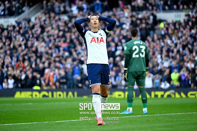 ▲ 토트넘은 오는 3일(이하 한국시간) 아스톤 빌라와 2024-25시즌 잉글랜드 프리미어리그 10라운드 홈 경기를 펼친다. 중요한 일정 속에 손흥민의 복귀가 어느 때보다 절실하다. 그러나 출전 여부가 아직 불확실하다. 몸 상태가 나아지지 않았기 때문이다. 영국 매체 '토트넘 뉴스'는 1일 스포츠 의사 라지팔 브라르 박사의 진단을 인용해 손흥민의 부상 상태가 허벅지 염좌 4단계 중 2단계에 해당한다고 밝혔다. 브라르 박사는 "손흥민이 부분적인 훈련을 소화할 수는 있겠지만, 여전히 통제된 훈련이 필요하다. 이번 주말 아스톤 빌라전 출전 여부가 불투명하다. 최종적으로 피트니스 테스트가 요구될 것이다"라고 언급했다.