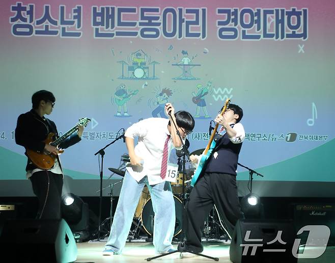2일 전북자치도 전주시 전북특별자치도교육청 창조나래에서 열린 '2024 제9회 전북특별자치도 청소년 밴드동아리 경연대회'에서 대상을 차지한 전주제일고등학교 블루웨건 팀이 열창을 하고 있다. 2024.11.2/뉴스1 ⓒ News1 유경석 기자