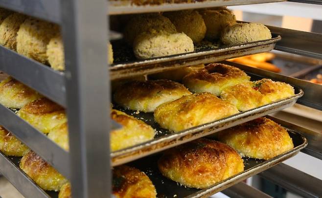 구운 빵을 식히는 중이다. 트레이 한 판에 적으면 10개, 많으면 16개의 빵을 올린다. /사진=더농부