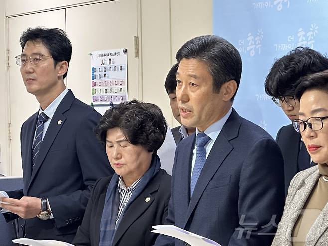 충북 충주시가 국을 3개나 늘리는 조직개편을 추진하자 논란이 확산하고 있다. 사진은 지난달 31일 민주당 충주지역위원회의 기자회견 모습./뉴스1