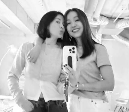 사진 속 송혜교와 이진은 마치 은광여자고등학교 시절로 돌아간 듯한 친근한 표정으로 미소 짓고 있다. 사진= SMSN