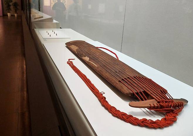 신라시대 현악기 유물 ‘신라금’. 오늘날 가야금의 원형인 가얏고로 볼 수 있다. 노형석 기자