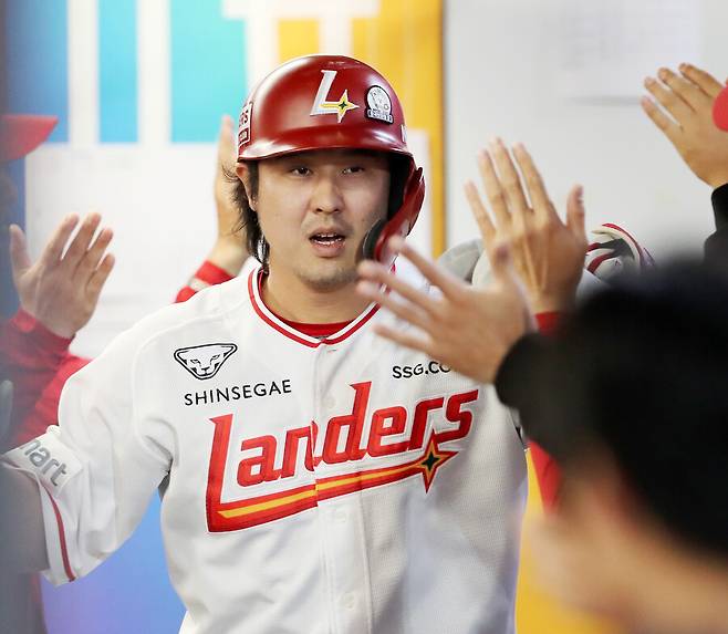 ▲ 최정은 지난 6년간 786경기에 나가 타율 0.283, 189홈런, 576타점, OPS 0.937을 기록하며 원금은 물론 이자까지 쳐 계약을 이행했다. ⓒSSG랜더스