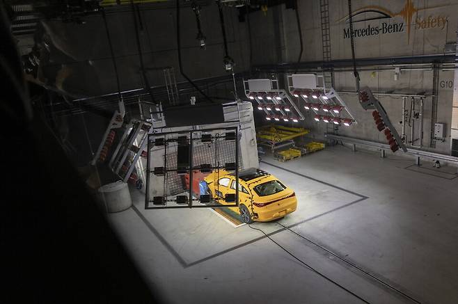 메르세데스-벤츠 EQS 충돌 테스트 장면과 충돌테스트에 사용하는 더미 / 사진=메르세데스-벤츠