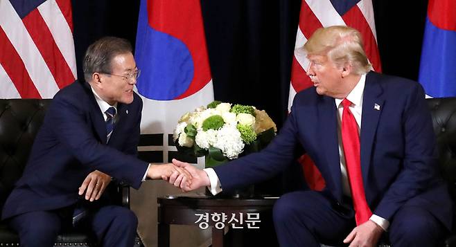 2019년 9월 미국 뉴욕에서 문재인 전 대통령이 트럼프 전 미국 대통령과 정상회담을 마친 뒤 악수하고 있다. 경향신문 자료사진