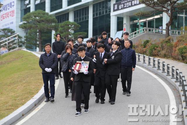 ▲ 지난 2일 극단적 선택으로 운명을 달리한 A모 팀장의 영정을 든 유족들이 고인이 꿈과 열정이 깃든 영주시청 전정을 돌며 눈시울을 붉히고 있다. ⓒ프레시안(최홍식)