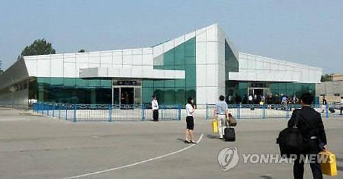 평양 순안공항 현대식 터미널 개관 (서울=연합뉴스) 북한의 고려항공이 운영자로 있는 인터넷사이트 비공식 페이스북에 소개된 평양 순안 국제공항 청사.
고려항공은 페이스북을 통해 지난달 공항청사에 수하물, 출입국 관리 등 현대식 시설을 갖춘 새로운 터미널이 개관됐다고 전했다. 2011. 8. 23 <<북한부기사참조>>