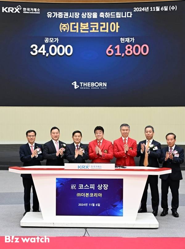 백종원 더본코리아 대표를 비롯한 관계자들이 6일 서울 영등포구 여의도 한국거래소에서 열린 더본코리아 유가증권시장 신규 상장기념식에 참석하고 있다./사진=이명근 기자 qwe123@