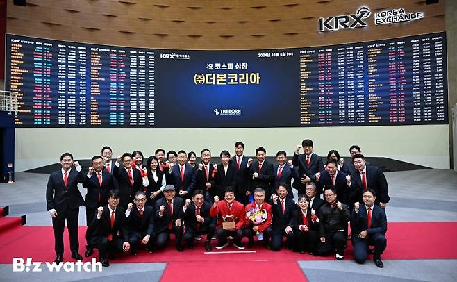 백종원 더본코리아 대표와 임직원들이 6일 서울 영등포구 여의도 한국거래소에서 열린 더본코리아 유가증권시장 신규 상장기념식에서 기념촬영을 하고 있다./사진=이명근 기자 qwe123@