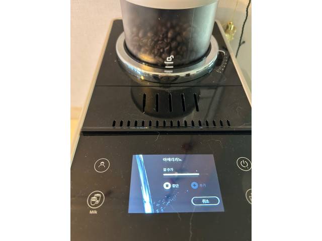 상단 LED로 커피의 종류, 추출 중 중단·물보충 등을 원터치로 진행할 수 있다/사진=김아름 기자 armijjang@