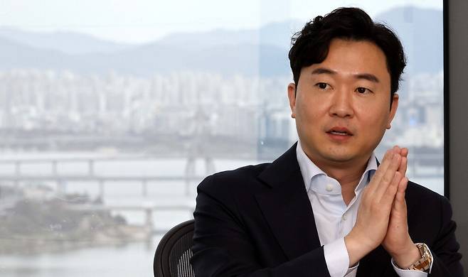 존 리 세파이어테크놀로지 대표가 배터리 화재 예방 기술에 대해 설명하고 있다. 김호영 기자