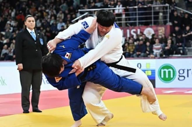 이현지(사진 흰색 도복)가 지난 3월 조지아 트빌리시 올림픽스포츠팰리스에서 열린 '2024 국제유도연맹(IJF) 트빌리시 그랜드슬램' 여자 +78㎏급 경기에서 도쿄올림픽 금메달리스트인 일본의 소네 아키라와 경기를 펼치고 있다. 국제유도연맹