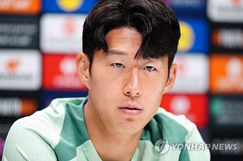 손흥민 현 계약 1년 연장 보도가 또 나왔다. 영국 매체 텔레그레프는 지난 4일 토트넘이 손흥민의 계약에 있는 1년 연장 조항을 발동해 한 시즌 더 함께한다고 보도했다. 신문은 '지난 2021년 재계약을 맺은 토트넘과 손흥민은 7개월 뒤인 2025년 여름 계약이 만료된다. 구단이 1년 연장할 권리를 가지고 있다. 토트넘은 손흥민에게 그들이 이 옵션을 발동했다고 알리기만 하면 되고 매체는 그들이 완전히 그럴 의지가 있다고 파악했다'라고 전했다. 옵션이 활성화되면 손흥민은 내년 6월 이적할 경우 이적료가 발생한다. 이렇게 되면 현실적으로 빅클럽과의 계약은 어렵고 그의 이적료를 적당히 지불할 수 있는 사우디아라비아 구단이 행선지가 될 수 있다. 연합뉴스