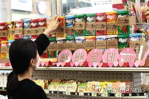 '오늘은 빼빼로데이' (서울=연합뉴스) 진연수 기자 = 빼빼로데이인 11일 서울 시내 세븐일레븐 편의점에서 시민이 빼빼로를 고르고 있다. 2021.11.11
jin90@yna.co.kr