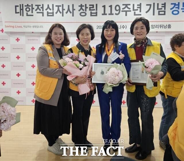 박언휘(왼쪽 3번 째) 종합내과 원장이 6일 대한적십자사 경북지사로부터 '광무장 금장'을 받고 기념촬영을 하고 있다./안동=김민규 기자