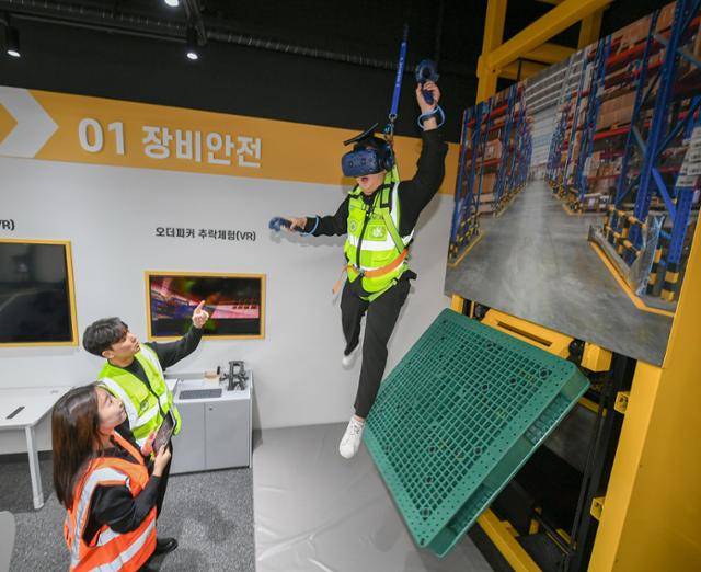 현대모비스 직원들이 위험상황을 가상으로 체험하고 적재 및 하역장비 사용 안전 수칙을 배우고 있다. 현대모비스 제공