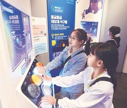 터치형 체험물로 태양계 행성의 이야기를 들어보고 행성 간 거리를 측정해 우주여행도 꿈꿔본 소중 학생기자단.