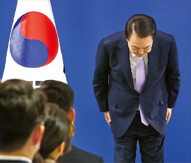< “모든 것이 제 불찰” > 윤석열 대통령이 7일 용산 대통령실에서 열린 대국민 담화 및 기자회견에서 “국민 여러분께 죄송하다는 진심 어린 사과의 말씀을 드린다”고 말한 뒤 고개를 숙이고 있다. /김범준 기자