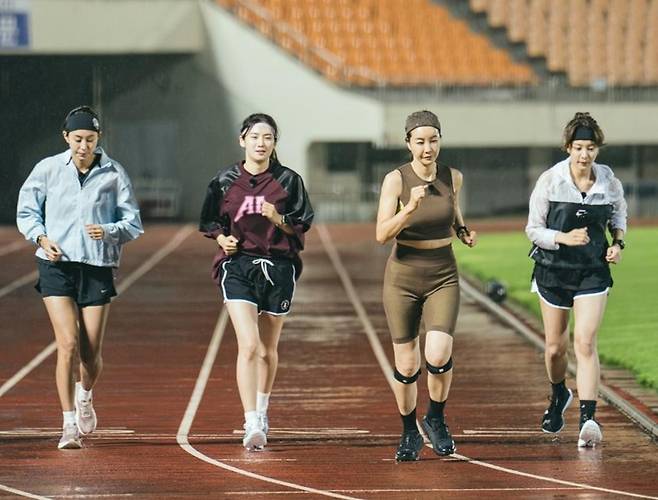 <무쇠소녀단>에서는 여성 연예인 네 명이 ‘철인 3종 경기 대회’에 출전한다. 왼쪽부터 출연자인 유이, 박주현, 진서연, 설인아.ⓒtvN 제공