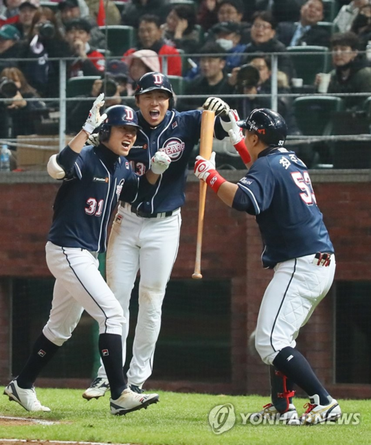 정수빈(왼쪽), 허경민(가운데). ⓒ연합뉴스