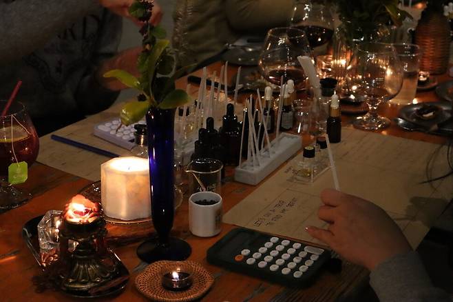 강화도에서 열린 ‘가을밤 향기 워크숍’에서 참가자들이 가을밤에 어울리는 향료의 향기를 맡은 뒤 느낌을 적고 있다. 임지연 제공