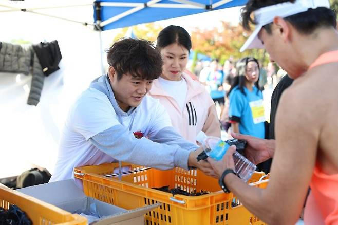 ▲ 블루런 참가자들은 자원봉사자인 '위아런 민트스퍼트 러닝크루'를 만날 수 있다. 어려운 상황이 생기면 이들에게 도움을 요청하면 된다. ⓒ위아런 민트스퍼트 러닝크루 제공