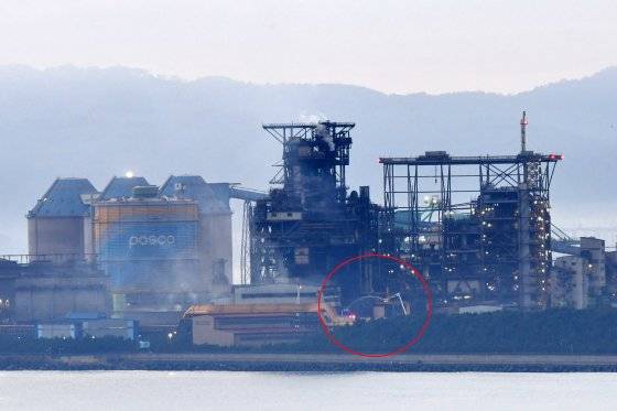 10일 오전 포스코 포항제철소 파이넥스 3공장에서 불이 나 신고를 받고 출동한 119와 자체 소방대가 진화 작업을 하고 있다. 오전 7시쯤 큰 불길이 잡힌 모습. 뉴스1