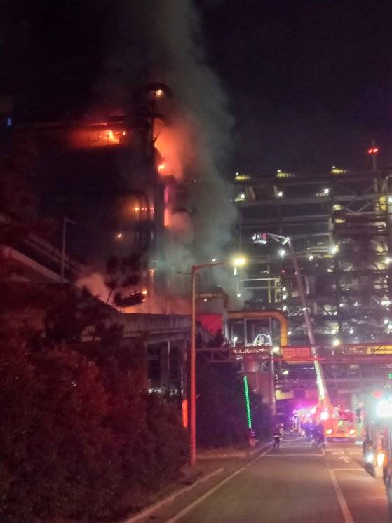 10일 오전 4시20분쯤 포스코 포항제철소 파이넥스 3공장에서 불이 나 신고를 받고 출동한 119와 자체 소방대가 진화 작업을 하고 있다. 뉴스1