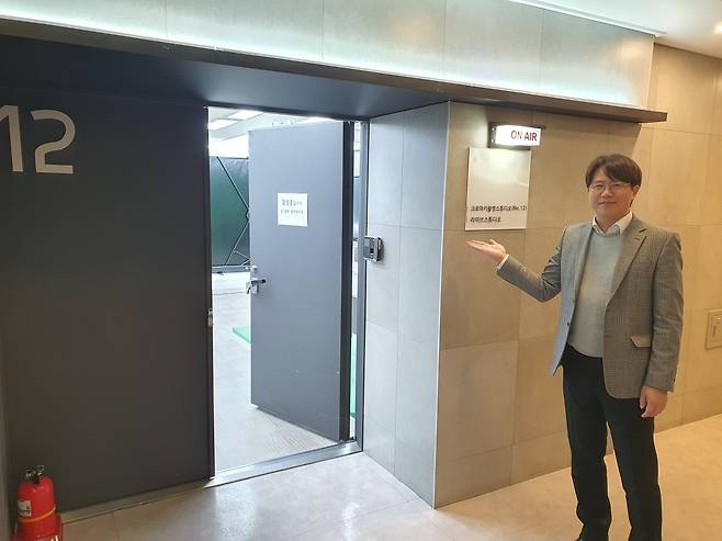 손동일 팀장이 일타강사 스튜디오 촬영 현장을 보여주고 있다. 윤현주 기자