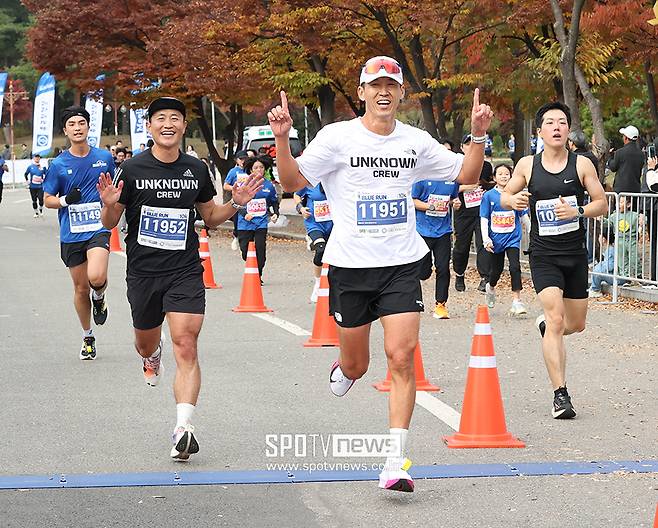 ▲ 상암동 평화의 공원에서 출발, 한강공원을 돌아 뛰는 블루런 10km 부문에 참가한 이영표와 션(왼쪽부터). ⓒ곽혜미 기자