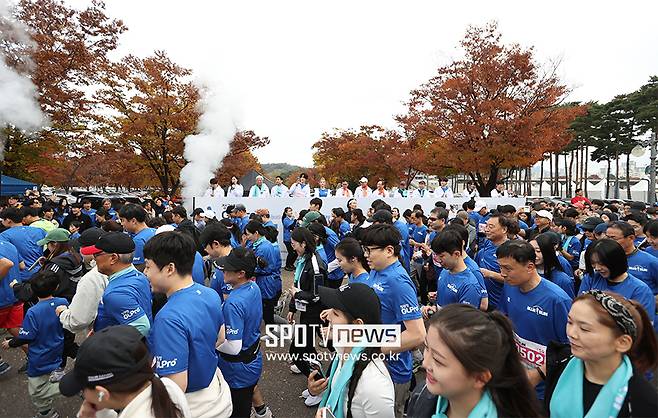 ▲ 블루런 마라톤 10km 부문 출발 버저가 울리자 일제히 뛰기 시작한 참가자들. ⓒ곽혜미 기자