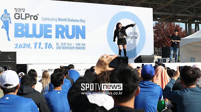 ▲ 블루런 체험 부스에는 많은 러너가 몰렸다. 또, 가수 경서와 키썸의 축하 공연도 이어졌다. ⓒ곽혜미 기자