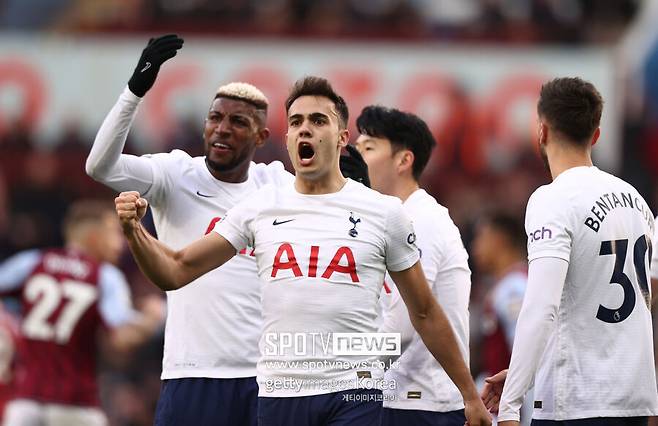 ▲ 영국 매체 '커트오프사이드'는 10일(한국시간) "레길론이 1월에 토트넘을 떠나 출전 기회를 얻고자 한다"라고 보도했다. 이어 "그는 프리미어리그와 유로파리그 등 토트넘 스쿼드에 포함되지 않고 있다"라며 "레길론은 더 많은 출전 시간을 원하고, 최고의 컨디션을 되찾기 위해 새로운 도전을 모색하고 있다"라고 덧붙였다. 또한 "레길론이 성공적인 임대 기간을 보낸 세비야가 그를 데려오고 싶어 한다. 클럽은 그의 경험을 중요하게 생각하고, 시즌 후반기에 전력을 강화하고자 한다"라고 전했다.