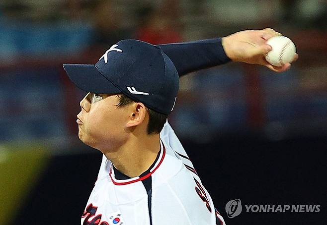 역투하는 소형준 (타이베이=연합뉴스) 한종찬 기자 = 10일 오후 대만 타이베이 톈무야구장에서 열린 프리미어12 한국 야구대표팀과 대만프로야구팀 웨이취안 드래곤스와의 연습 경기. 한국 소형준이 역투하고 있다. 2024.11.10 saba@yna.co.kr