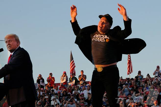 일론 머스크 테슬라 CEO가 암살 시도가 일어났던 펜실베이니아주 버틀러에서 열린 공화당 대통령 후보인 도널드 트럼프 전 대통령의 선거운동에 참석해 점프를 하며 지원을 하고 있다. 2024.10.09 ⓒ 로이터=뉴스1 ⓒ News1 우동명 기자