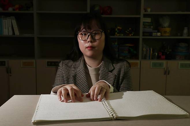 한빛맹학교 3학년 최윤서 학생이 2025학년도 대학수학능력시험(수능) 공부를 하고 있다. /박성원 기자