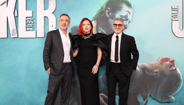 오른쪽부터 토드 필립스 감독, 레이디 가가, 호아킨 피닉스. IMDb