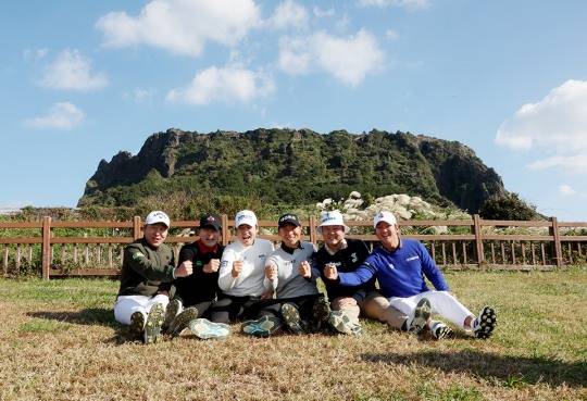 성산일출봉에서 열린 포토콜에 참석한 전가람 김민규 장유빈 이동민 함정우 최승빈_좌로부터 사진=KPGA