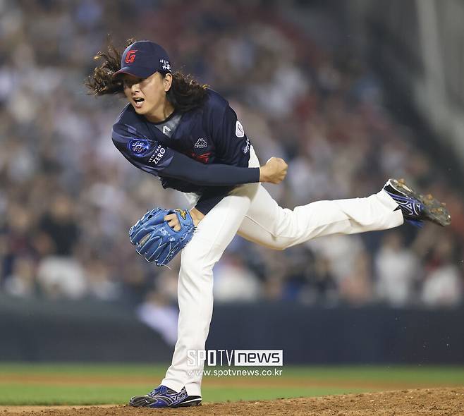 ▲ 롯데 마무리투수 김원중이 마운드에 올라 역투하고 있다. 김원중은 개인 통산 381경기에 등판해 675이닝을 던져 39승 49패 132세이브 4홀드 평균자책점 5.08을 기록하고 있다. 올해는 56경기에 나서 63⅓이닝을 투구하면서 3승 6패 25세이브 평균자책점 3.55를 마크했다. ⓒ곽혜미 기자