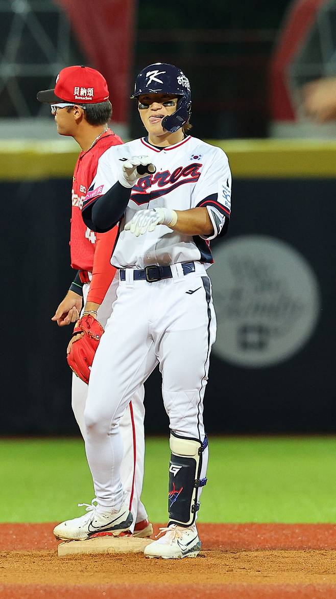 야구 대표팀 김도영이 10일 대만 타이베이 톈무구장에서 열린 프리미어12 평가전 웨이취앤 드래곤스와 경기에서 1회말 안타를 때린 후 ‘아파트 세리머니’를 하고 있다. 사진 | 타이베이=연합뉴스