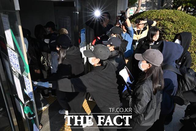 공학 전환에 반대하는 학생들이 건물을 점거하기 위해 집단으로 이동하고 있다.