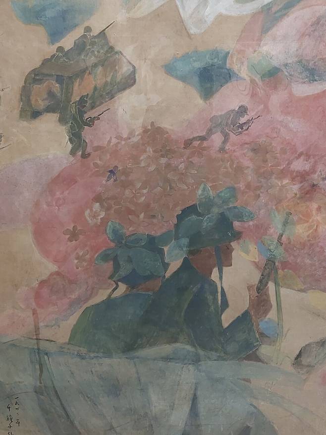 천경자 화백이 1972년 베트남 전쟁 현장에서 스케치해 그린 대작 ‘꽃과 병사와 포성’. 노형석 기자
