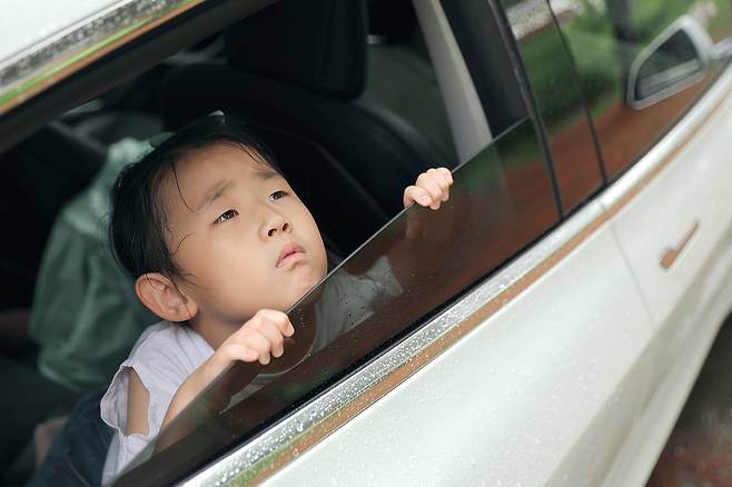 멀미가 심하다면 창문을 열어 차량 내부를 환기하거나 신맛이 나는 음식을 먹는 게 도움된다./사진=클립아트코리아