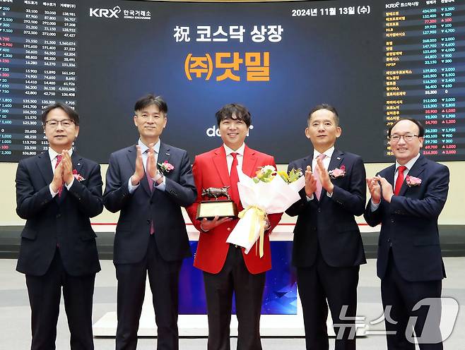 13일 오전 서울 영등포구 한국거래소에서 열린 닷밀 코스닥시장 상장기념식에서 상장기념패 전달 후 김대영 한국IR협의회 부회장(왼쪽부터), 민경욱 한국거래소 코스닥시장본부장, 정해운 닷밀 대표이사, 강성범 미래에셋증권 부사장, 강왕락 코스닥협회 부회장이 기념촬영을 하고 있다. (한국거래소 제공) 2024.11.13/뉴스1