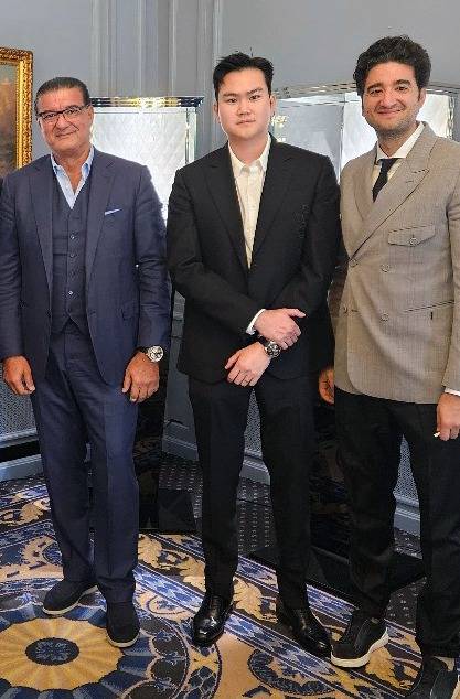 제이콥앤코 창립자 제이콥 회장(왼쪽)과 곽호성 곽신홀딩스 이사(가운데), 벤자민 제이콥앤코 사장(오른쪽)이 기념촬영을 하고 있다. /사진 제공 = 곽신홀딩스