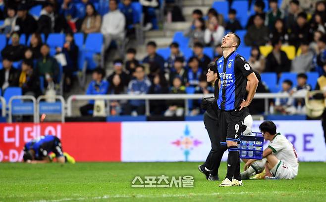 인천 유나이티드FC의 무고사가 10일 인천 축구전용경기장에서 열린 하나은행 K리그1 2024 대전 하나 시티즌과의 경기에서 1-2로 패하며 리그 최하위로 2부 리그 강등이 확정된 뒤 아쉬워하고 있다. 2024. 11. 10. 인천 | 박진업 기자 upandup@sportsseoul.com